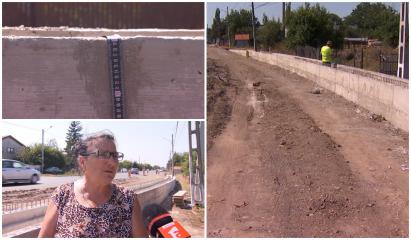 O comună s-a trezit cu maşinile blocate în curţi. Şoseaua, înălţată cu 80 de cm