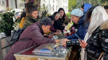 O femeie a "sărutat" moaştele Sf. Parascheva şi s-a rugat prin video call, ajutată de o pelerină