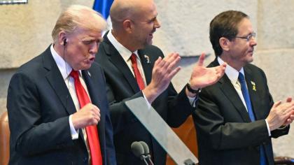 Trump, ovaționat în Parlamentul israelian. A primit cadou o statuetă din aur cu un porumbel al păcii