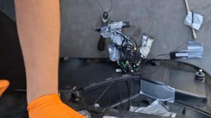 Doi poliţişti se plâng că puteau muri carbonizaţi în maşină de la dispozitul cu care erau spionaţi