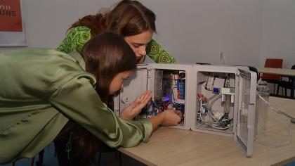 Două tinere din România, medaliate cu aur la Londra pentru o inovație care poate schimba agricultura