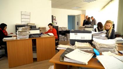 Bugetari concediaţi în cel mult 120 de zile şi tăieri de salarii. Măsurile încep din ianuarie