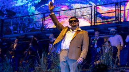 Cântărețul care a făcut istorie la Latin Grammy 2025: Artistul a plecat cu 5 trofee acasă