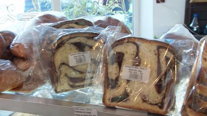 Cozonac vândut la felie în băcănii, după ultimele scumpiri. Cât costă una