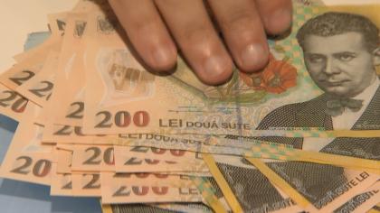 Românii își dau aproape jumătate de salariu pe credit. Analist: Urmează o primăvară complicată