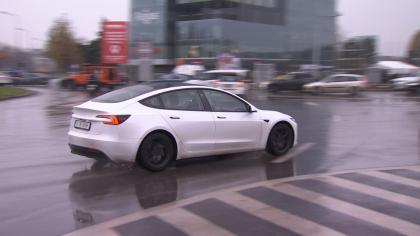 De ce nu mai cumpără românii maşini electrice: cele două motive care au încetinit piaţa