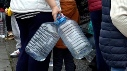 Analizele apei de la robinet din Prahova vin luni. Oamenii primesc câte 2 sticle, doar cu buletinul