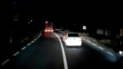 Şofer de TIR, lăsat fără permis pentru conducere agresivă după ce a evitat o maşină oprită în curbă, în Argeş