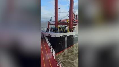 Momentul în care o navă sub pavilion străin acroşează un vas cu grâu, pe Dunăre. Comandantul a fost amendat