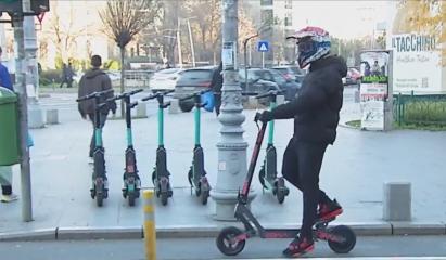 Ce amendă rişti dacă te prinde poliţia pe trotinetă electrică fără poliţă RCA. "Nici nu știam"