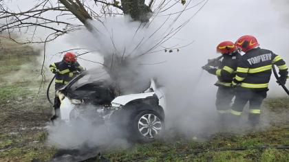 Tânăr de 19 ani din Slatina, mort după ce a intrat cu mașina într-un pom