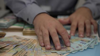 Cinci bănci dau credite chiar şi de 70% din venituri. Salariul trebuie să fie peste 7.000 de lei