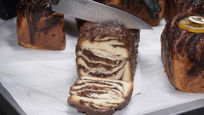 Cu limoncello și fistic sau cremă de zmeură, babka îi cucereşte pe gurmanzi. Desertul-vedetă costă 150 lei/kg