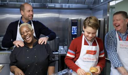 Din palat, direct la cratiță: Prinţul William și fiul său George au gătit pentru oamenii străzii