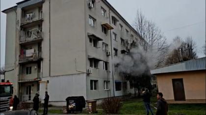 Două persoane au ajuns la spital după o explozie urmată de incendiu într-un bloc din Focșani