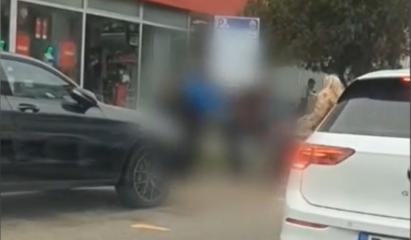 Momentul în care doi şoferi din Focşani s-au luat la bătaie în plină stradă. Amândoi au fost amendaţi