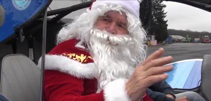 Moș Crăciun a renunțat la sanie şi a aterizat cu avionul pe Aeroportul Arad pentru a împărți cadouri copiilor