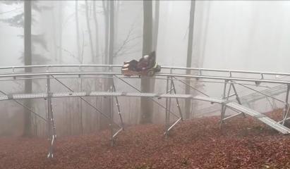 Cât costă să te dai cu "sania de vară" în Bucovina, pe un traseu de peste 1 km, în orice anotimp