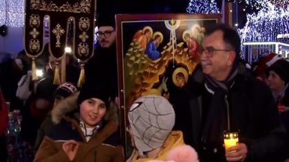 Ajunului Crăciunului 2025. Sute de oameni au plecat la colindat, alături de preoţi, străzile din Mioveni