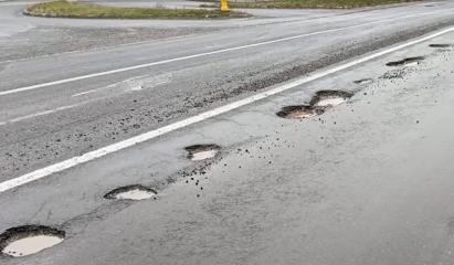 Ninsorile au transformat șoselele în capcane pentru şoferi: "Prăpădul de pe lume! Au spart roțile"