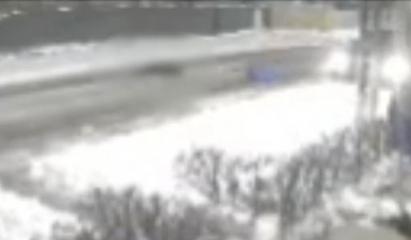 Momentul în care un şofer loveşte în plin doi tineri care se dădeau cu sania în Constanţa