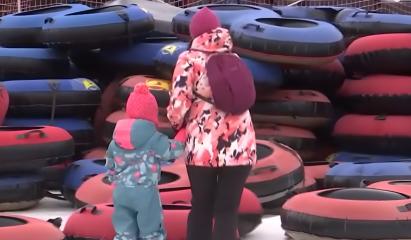 Locul din România unde săniușul vine la pachet cu o doză de adrenalină. Întrecere cot la cot cu cei mici