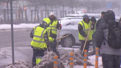 Amendă uriaşă pentru şoferii prinşi că nu şi-au curăţat maşina de zăpadă