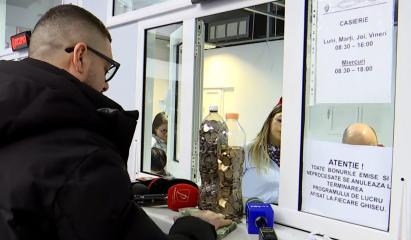 Un șofer și-a plătit amenda cu monede, ca răzbunare. Funcționarii au închis ghișeul și s-au pus pe numărat