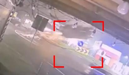 Momentul în care un şofer turc "zboară" cu maşina dintr-un sens giratoriu pe acoperişul unui magazin