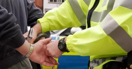 Doi poliţişti din Constanţa, atacaţi de un bărbat. Iubita acestuia îi chemase