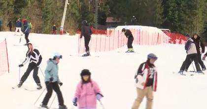 Copiii au intrat în vacanţa de schi. Cât costă o zi de distracţie pe pârtie