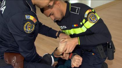 Poliţiştii, învăţaţi tehnici de imobilizare moderne. Comisarul George Moroianu, printre instructori
