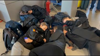 Explicaţia companiilor aeriene pentru pasagerii blocaţi o zi în aeroport. Unii au dormit pe jos