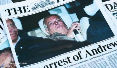 Fostul prinţ Andrew apare în noi ipostaze şocante, alături de minore sau bebeluşi