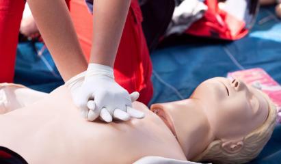 Opt din zece români nu ştiu să acorde primul ajutor. Unde poți învăța manevrele care salvează vieți