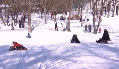 Ultima zi de vacanță, pe derdeluș. Parcul Tineretului din Capitală, plin de copii și sănii