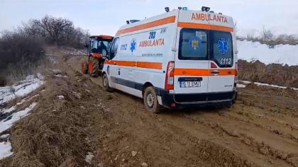 Ambulanţă rămasă blocată în noroi, pe singurul drum de acces din localitate. Pacientul a murit între timp