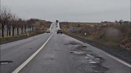 Gropi din metru în metru şi roţi distruse pe DN1. Drumarii aşteaptă să se facă 10 grade pentru a le repara