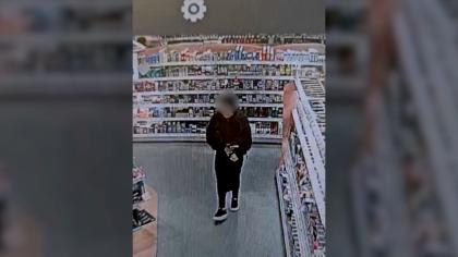 Patru minore din Buzău au comis jafuri în serie la supermarketuri. Una dintre ele a scos cuțitul la angajați