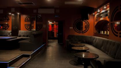 Patronul clubului The Buddhist, arestat pentru 30 de zile. Și-a tras și mama în afacere