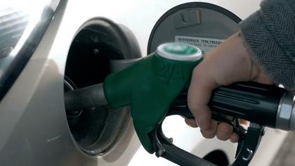 Preţul carburanţilor ar putea urca la 10 lei/litru. Efectele războiului din Orientul Mijlociu se simt la pompă