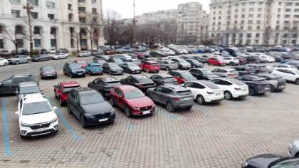 Primarul Capitalei vrea să elimine parcarea gratuită pentru maşinile electrice şi hibrid