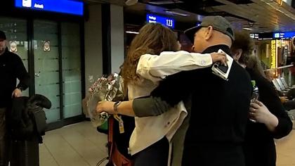 Momentul în care elevii blocaţi în Dubai s-au revăzut cu părinţii, la întoarcerea pe Otopeni