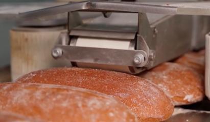 Loturi de pâine retrase de pe piaţă de liderul fabricilor de pâine din România. Ar putea conţine plastic