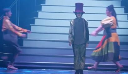 Culisele spectacolului de copii "sold out" în Bucureşti. 200 de costume folosite și miros de ciocolată live