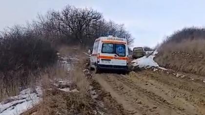Tragedii identice într-o comună din Iași: Ambulanța chemată a rămas blocată pe același drum