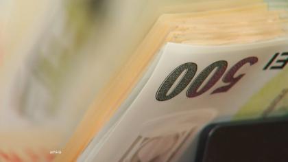 Cum ne dăm seama că o bancnotă este falsă. Trucul care a dat de gol un fals de 500 de lei în Galaţi