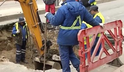 Imagini cu craterul de pe şoseaua Mihai Bravu din Capitală. Muncitorii scot plăcile de beton care s-au rupt