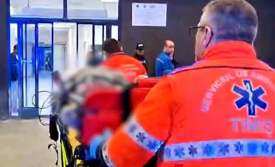 Un copil de 13 ani din Timiş, la un pas de moarte chiar în faţa tatălui său după ce o poartă a căzut pe el
