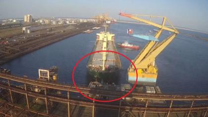 Momentul accidentului naval din Portul Constanţa. SMS Carrera a lovit o macara plutitoare